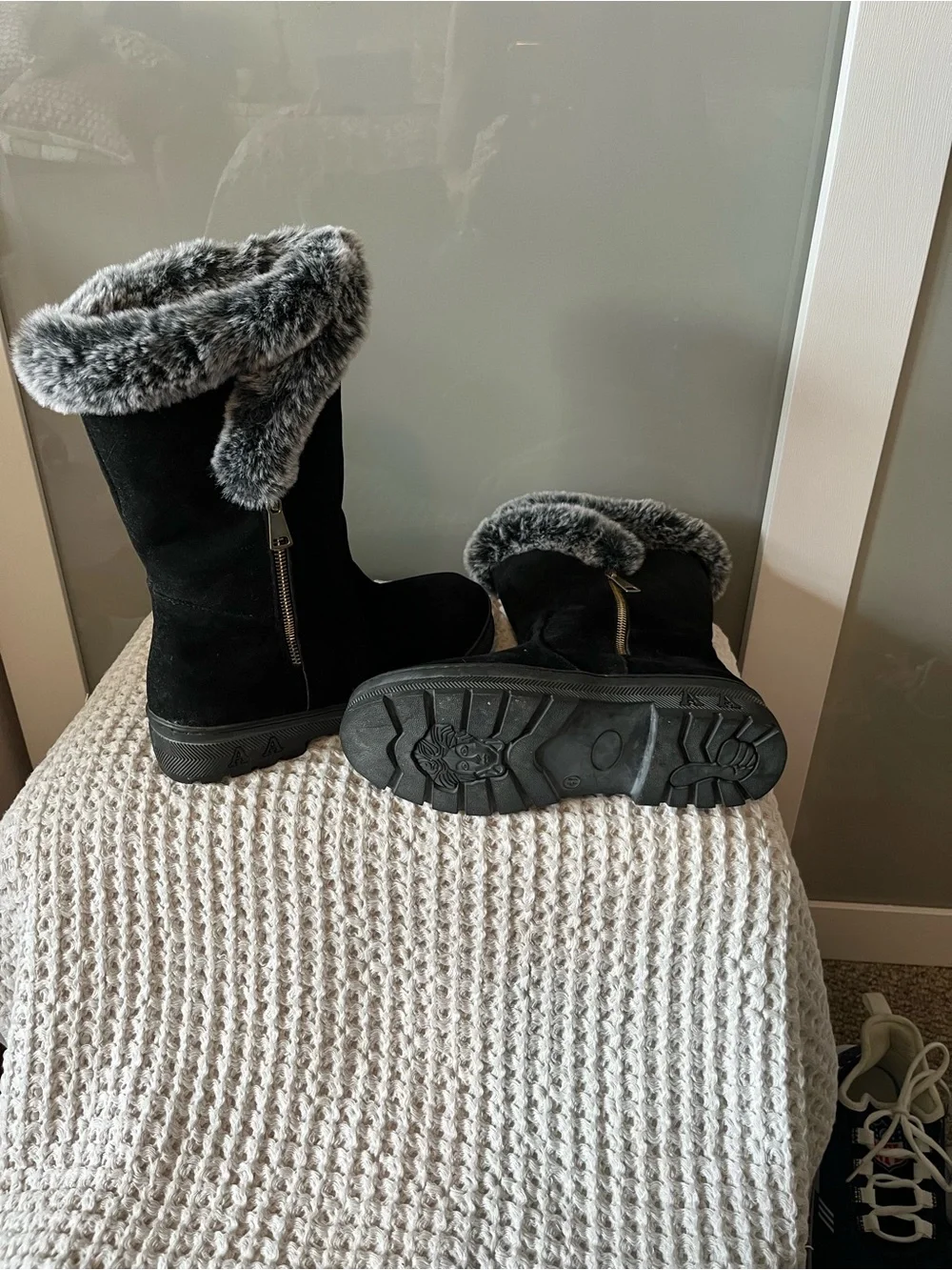 Faux Fur-Trimmed Black Women's Winter Boots Sz 8.5 340